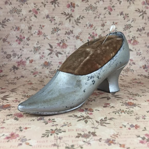 Antique Pin Cushion Metal Lady Shoe High Heel Velvet Cushion plus Pins as Found - Picture 1 of 5